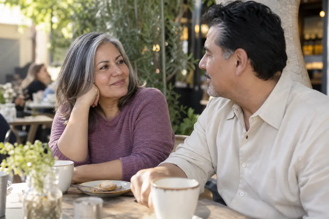 Una pareja conversa en un café al aire libre